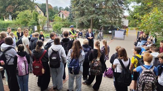 Policjanci rozmawiali z dziećmi o bezpieczeństwie na drodze. Zajęcia w szkołach z regionu