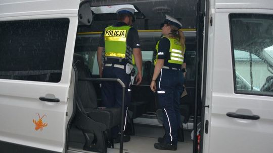 Policjanci sprawdzają autobusy szkolne. Chodzi o bezpieczeństwo dzieci