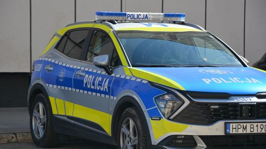 Policjanci wynieśli 96-letnią kobietę z płonącego domu. Błyskawiczna akcja w Suwałkach