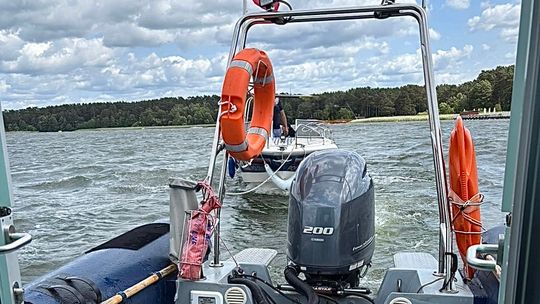 🚤 Policjanci z Augustowa uratowali turystów dryfujących na jeziorze Necko