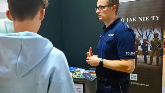 Policjanci z Suwałk na Targach Pracy w Państwowej Uczelni Zawodowej Policjanci z Suwałk na Targach Pracy w Państwowej Uczelni Zawodowej