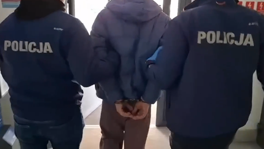 🚨 Policjanci zatrzymali sprawcę rozboju z nożem. 40-latek trafił do aresztu 🚨 Policjanci zatrzymali sprawcę rozboju z nożem. 40-latek trafił do aresztu