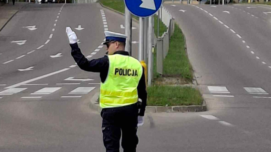 Policjant kieruje ruchem – czy znasz te sygnały? Policjant kieruje ruchem – czy znasz te sygnały?