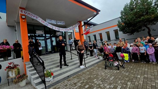 Ponad 100 uczniów pobiegło w Świętajnie. Policjanci przypomnieli o bezpieczeństwie