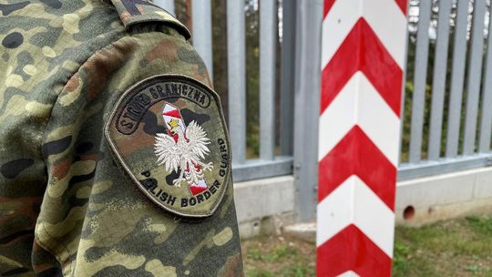 🚨 Ponad 50 prób nielegalnego przekroczenia granicy w Podlaskiem – migranci zaatakowali polskie służby konarami i drutem kolczastym