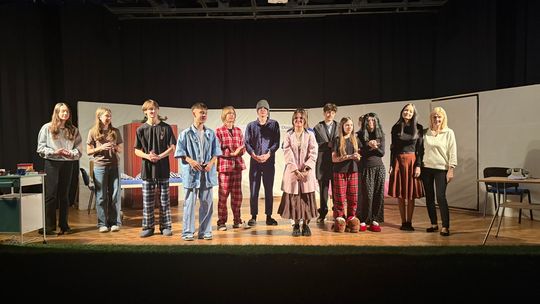 🎭 Poruszający spektakl w SP nr 7 w Suwałkach. Teatr RITA zachwycił widownię