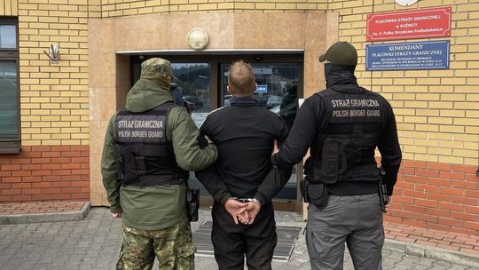 Pościg za Skodą w gminie Jaświły. W aucie papierosy warte ponad 92 tys. zł i szczątki balonu