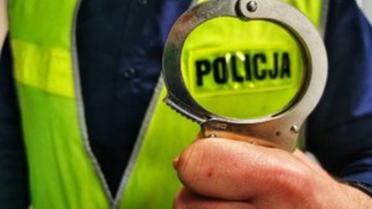 Poszukiwany listem gończym 46-latek zatrzymany. Trafił do więzienia za jazdę po alkoholu