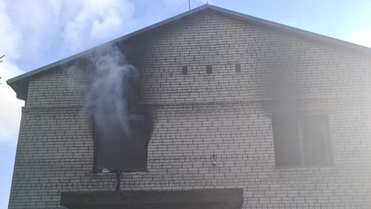 Pożar budynku mieszkalnego w Pawłówce. Zapaliła się hulajnoga
