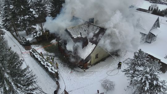 🔥 Pożar domu w Nowej Wsi (gm. Bakałarzewo). Na miejscu 32 strażaków