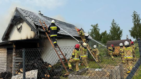 Pożar domu w Stradunach. Strażacy w akcji! 🔥🚒 Pożar domu w Stradunach. Strażacy w akcji! 🔥🚒