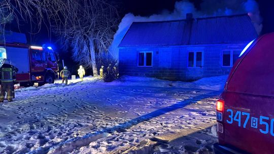 Pożar domu w miejscowości Suchorzec. Nocna akcja służb ratunkowych Pożar domu w miejscowości Suchorzec. Nocna akcja służb ratunkowych