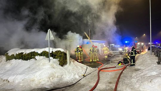 🚒 Pożar garaży w Mieruniszkach. W akcji kilka jednostek straży pożarnej