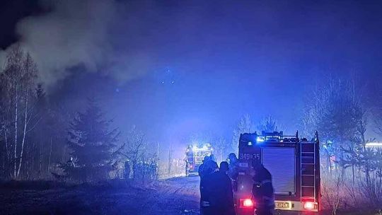 🚨 Pożar pustostanu przy ul. Czarnoziem w Suwałkach. Na miejscu liczne zastępy straży pożarnej 🔥