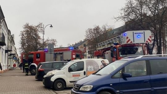 Pożar sadzy w kominie kamienicy przy ul. Kościuszki – szybka interwencja strażaków Pożar sadzy w kominie kamienicy przy ul. Kościuszki – szybka interwencja strażaków