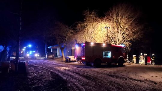 Pożar sadzy w przewodzie kominowym. Interweniowały cztery jednostki straży pożarnej