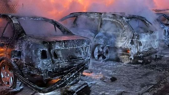 Pożar siedmiu samochodów osobowych na terenie gminy Kolno 🚒🔥 Pożar siedmiu samochodów osobowych na terenie gminy Kolno 🚒🔥