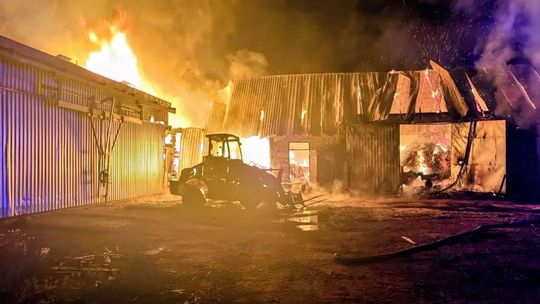 Pożar tartaku i suszarni w Mikołajewie. Strażacy ruszyli do akcji