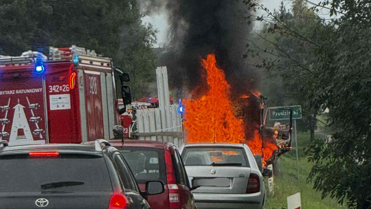 🚨 Pożar tira w Prudziszkach. Droga zablokowana, akcja trwa!