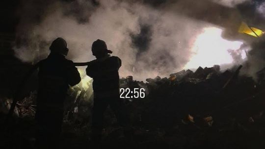 Pożar wiaty na drewno w Korklinach. Nocna akcja strażaków