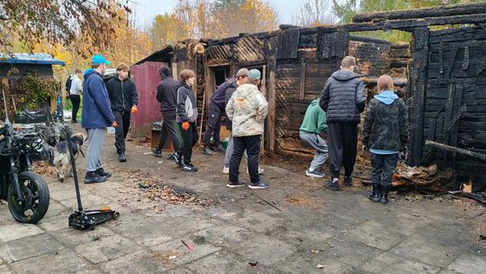 Pożar zniszczył garaż i budynek gospodarczy. Uczniowie ZS nr 6 w Suwałkach ruszyli z pomocą