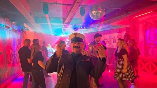 🌟 PRL Party w Piwiarni Warka – podróż w czasie pełna tańca, śmiechu i nostalgii! 🎶