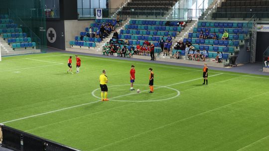 ⚽ Prolog Mikołajkowego Turnieju wrócił po 10 latach. Młodzi piłkarze na parkiecie Suwałki Areny