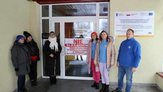 Protest przed Ośrodkiem Rehabilitacji w Suwałkach. Pracownicy obawiają się o przyszłość placówki 💬 Protest przed Ośrodkiem Rehabilitacji w Suwałkach. Pracownicy obawiają się o przyszłość placówki 💬