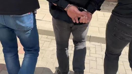 Przyszedł odebrać 100 tysięcy złotych od seniora. W mieszkaniu czekali już policjanci