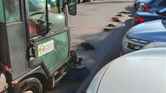 Ręczne sprzątanie parkingów po zimie. Miasto kontynuuje prace porządkowe Ręczne sprzątanie parkingów po zimie. Miasto kontynuuje prace porządkowe