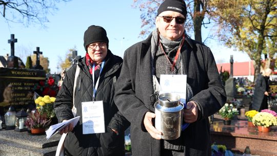 Rekordowa kwesta na cmentarzu w Suwałkach. Zebrano prawie 18,5 tysiąca złotych na renowację zabytkowych nagrobków