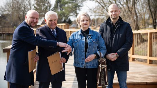 Rewitalizacja stawu na osiedlu Bema w Białymstoku zakończona – nowe pomosty, siłownia i ławki z ładowarkami Rewitalizacja stawu na osiedlu Bema w Białymstoku zakończona – nowe pomosty, siłownia i ławki z ładowarkami