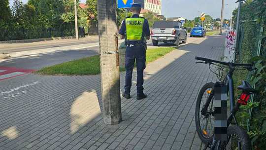🚲 Rowerzysta uderzył w słup – zapatrzył się w telefon. Jechał kradzionym rowerem
