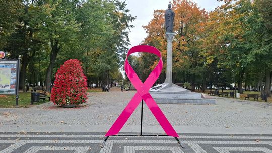 Różowa wstążka znów w centrum Augustowa. Przypomina o profilaktyce raka piersi