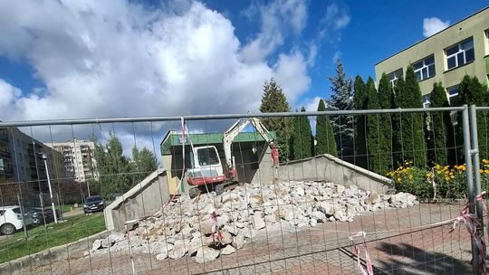 Rozpoczął się remont schodów w Szkole Podstawowej nr 7 im. św. Jana Pawła II w Suwałkach.