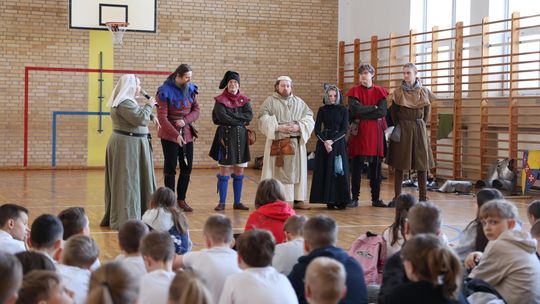 Rycerze w SP nr 11! Uczniowie przenieśli się w czasie dzięki Fundacji Hanza ⚔️