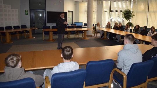 🏛️ Samorząd od kuchni. Uczniowie II LO poznali kulisy pracy ratusza