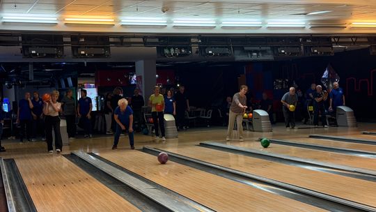 Seniorzy rozpoczęli walkę na torach bowlingowych. Trwa Suwalska Olimpiada Seniorów!