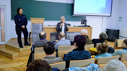 🧓 Seniorzy wiedzą, jak być bezpiecznymi – spotkanie w ramach „Uniwersytetu Bezpiecznego Seniora” 👮♀️ 🧓 Seniorzy wiedzą, jak być bezpiecznymi – spotkanie w ramach „Uniwersytetu Bezpiecznego Seniora” 👮♀️