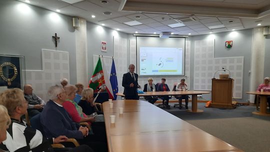 Seniorzy z Czarnej Białostockiej przyjechali do Suwałk. Poznawali lokalne inicjatywy