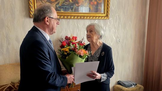 🎉 Setne urodziny Pani Heleny. Prezydent Suwałk z wizytą u jubilatki