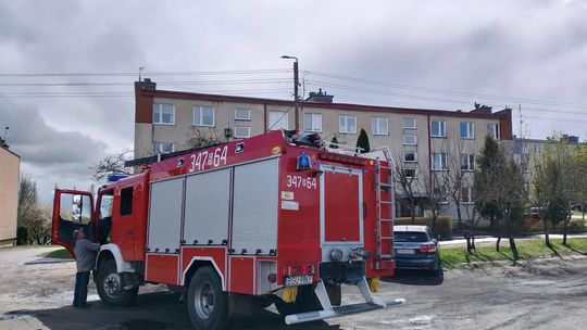 💨 Silny wiatr uszkodził dach budynku w Czerwonce. Interweniowały służby ratunkowe 🚒