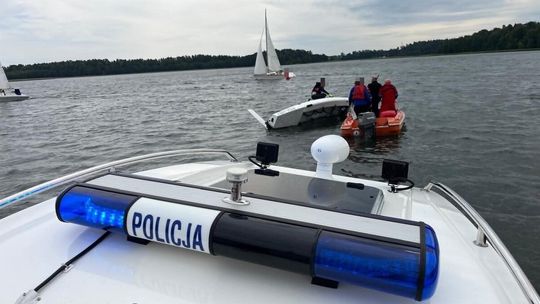 Silny wiatr wywrócił trzy żaglówki na Wigrach. Załogi wpadły do wody