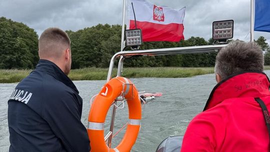 Silny wiatr zaskoczył windsurfera na Wigrach. Na pomoc ruszyli policjanci i WOPR