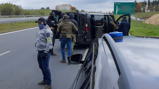 🚨 Skoordynowana akcja służb na Warmii i Mazurach! CBŚP i Żandarmeria rozbiły jeden z największych gangów narkotykowych w regionie 🚨 Skoordynowana akcja służb na Warmii i Mazurach! CBŚP i Żandarmeria rozbiły jeden z największych gangów narkotykowych w regionie