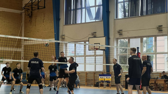 Słodki Mecz z mundurem w II LO Słodki Mecz z mundurem w II LO