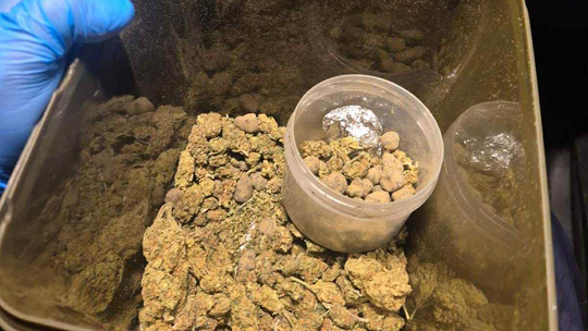 🚔 Spacerował z narkotykami w wiaderku – zatrzymany przez suwalską policję