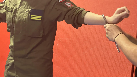 🔵 Spotkanie klasy mundurowej z policyjnym instruktorem – nauka przez doświadczenie 🔵 Spotkanie klasy mundurowej z policyjnym instruktorem – nauka przez doświadczenie