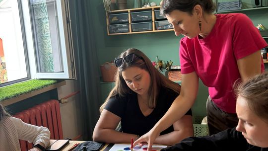 Studenci pedagogiki odkrywali tajniki akwareli podczas warsztatów w pracowni „Tararira”