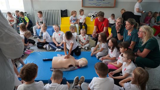 ❤️ Studenci PUZ w Suwałkach włączyli się do bicia rekordu Guinnessa w udzielaniu pierwszej pomocy! 🚑